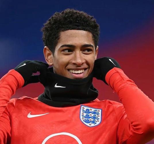 特朗普：我踢球的水平与C罗梅西差不太多，速度可能更快一点（特朗普称自己踢球水平与梅西C罗相仿，速度可能更快）