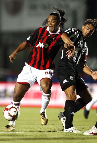 德国杯1／8决赛：拜仁3-2柏林联合 凯恩破门+送点柏林联合两送乌龙（德国杯1／8决赛：拜仁3-2险胜柏林联合，凯恩进球又送点，对手两记乌龙）