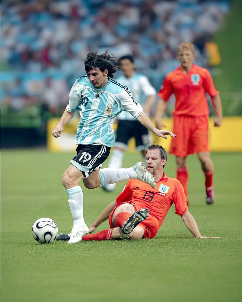 战三镇替补出场，依木兰完成山东泰山一线队首秀（依木兰对阵三镇替补登场，完成山东泰山一线队处子秀）