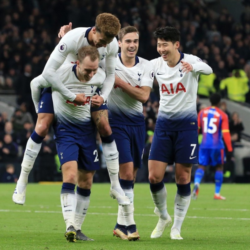 曼联将以1亿英镑的价格击败曼城，前锋签约已成定局，巴塞罗那的挖角行动也变得“认真”起来。（曼联拟砸1亿英镑压过曼城，前锋签约基本敲定，巴萨也认真投入争夺）